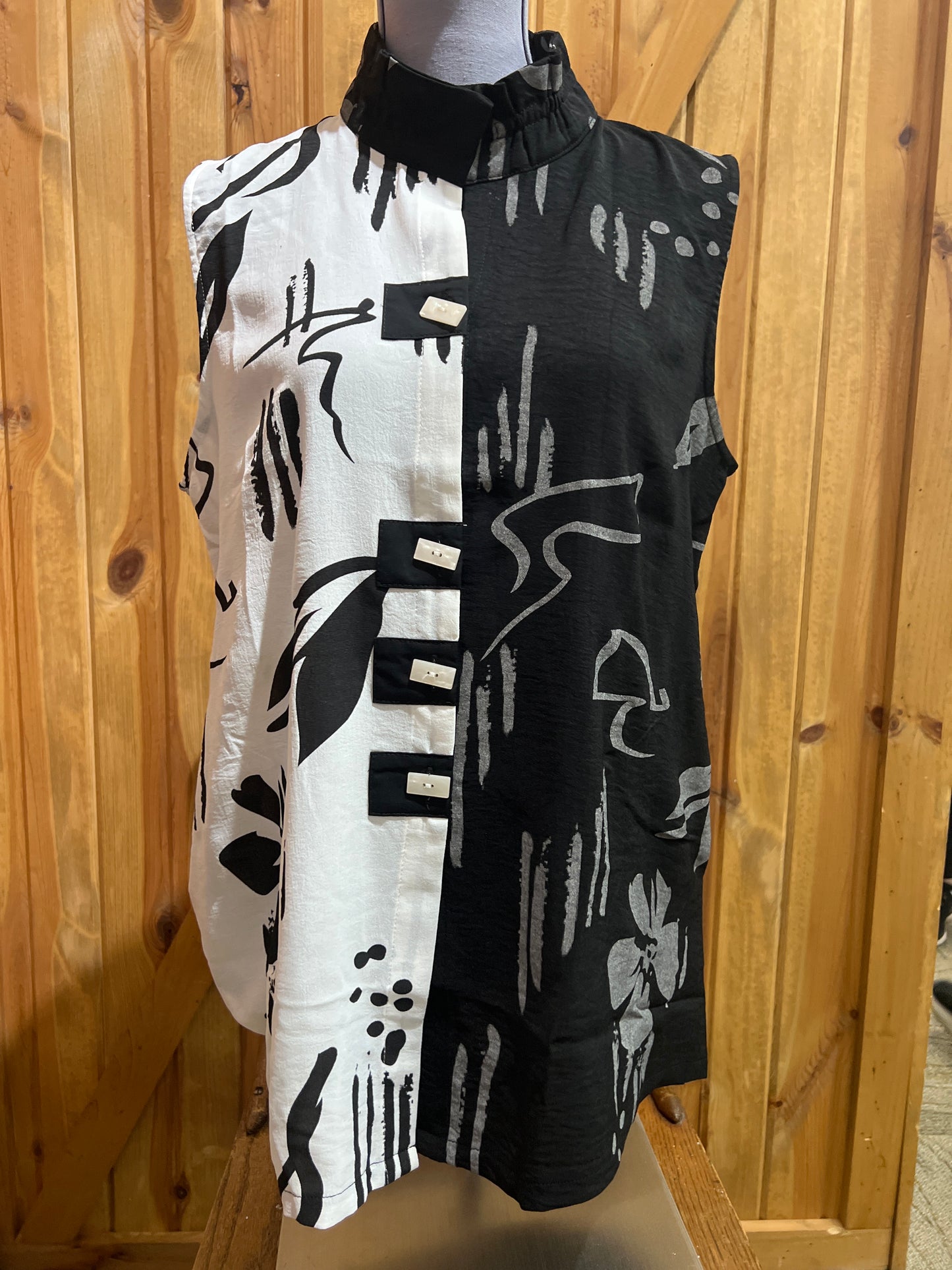 Creation Black & White Sleeveless Pattern Top